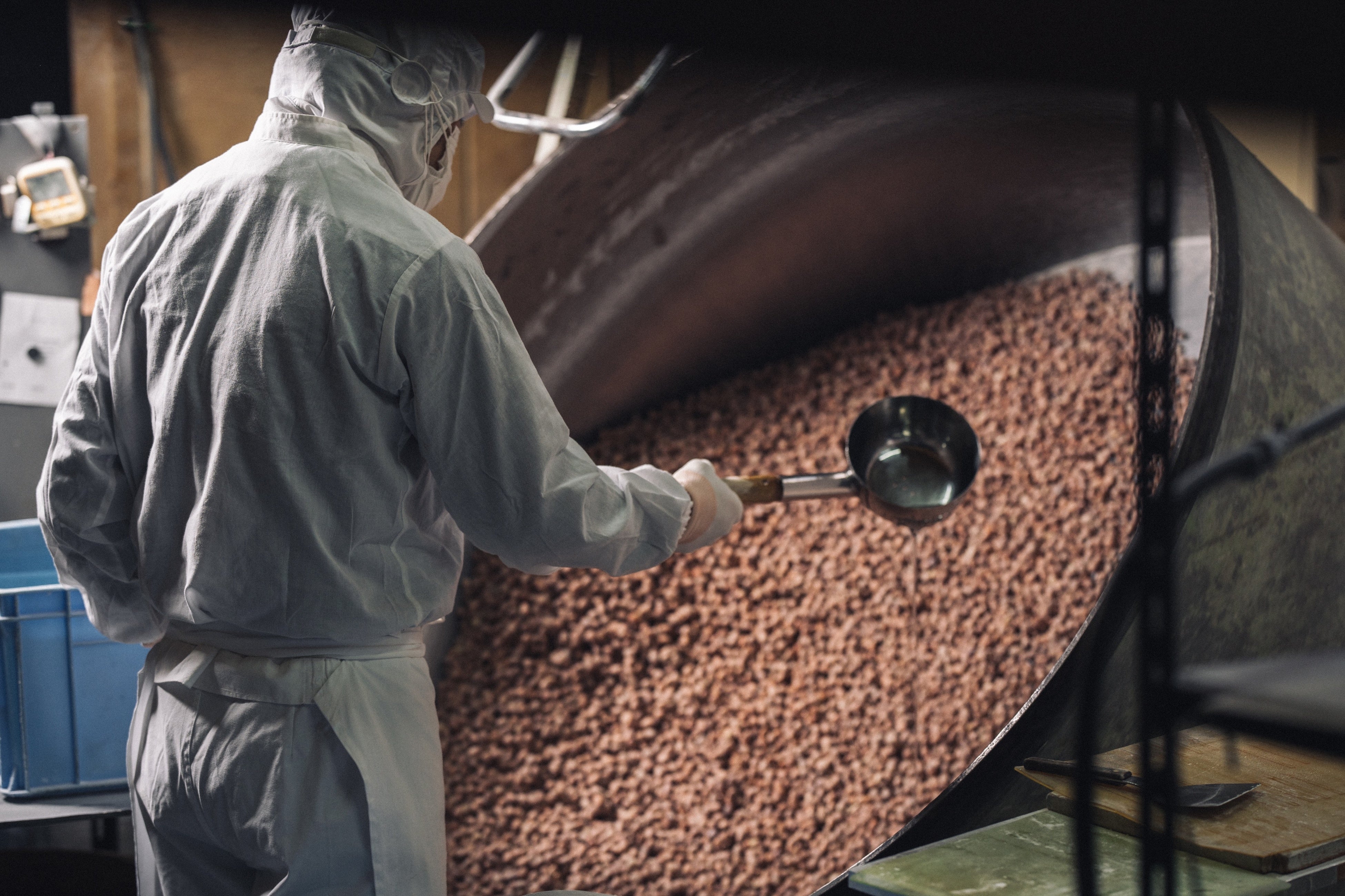 冨士屋製菓本舗の豆菓子を作る際の豆に粉をかけて生地を作る「粉巻き」