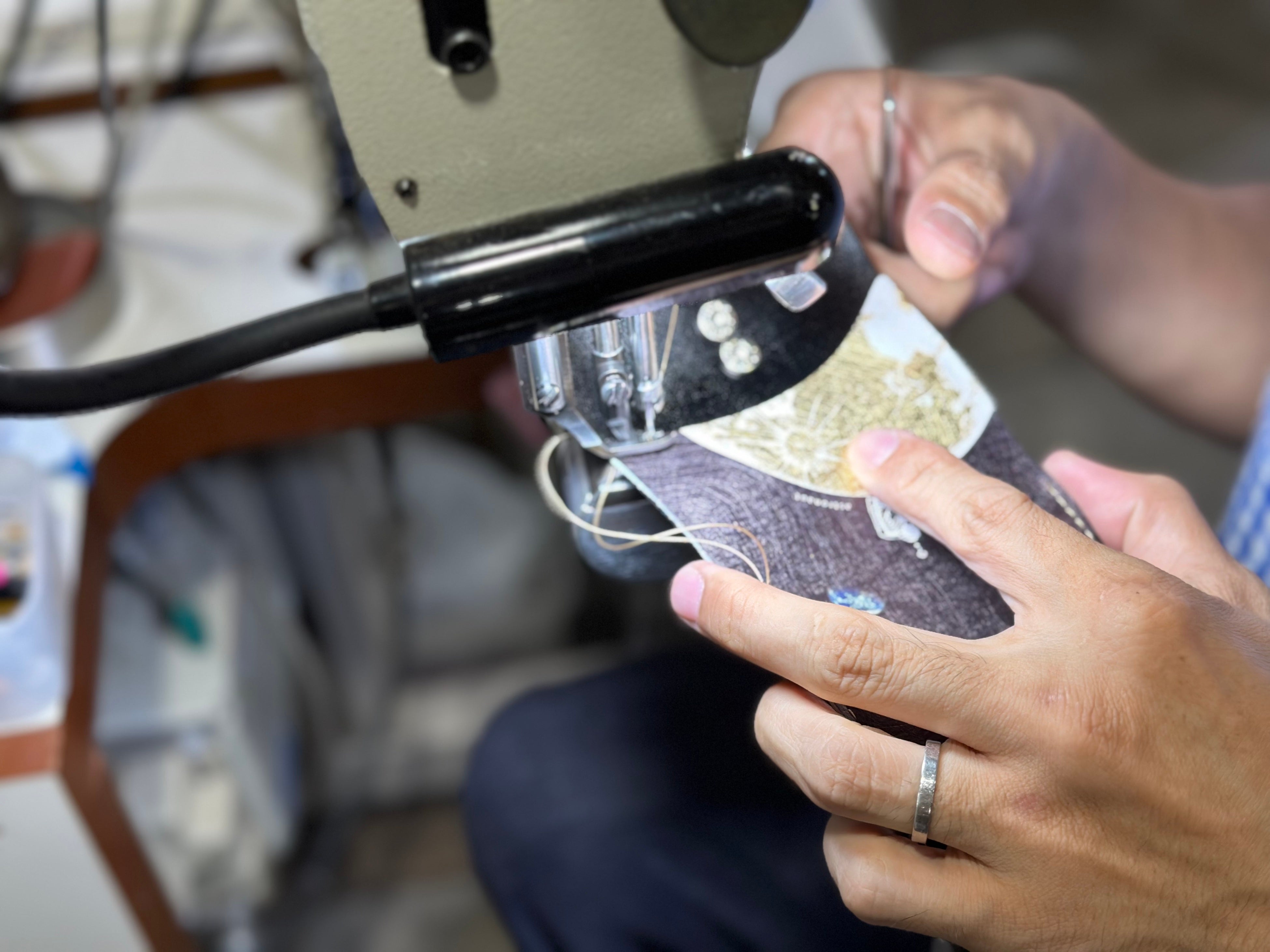 クアトロガッツの小さいふ。は一つずつ手作業