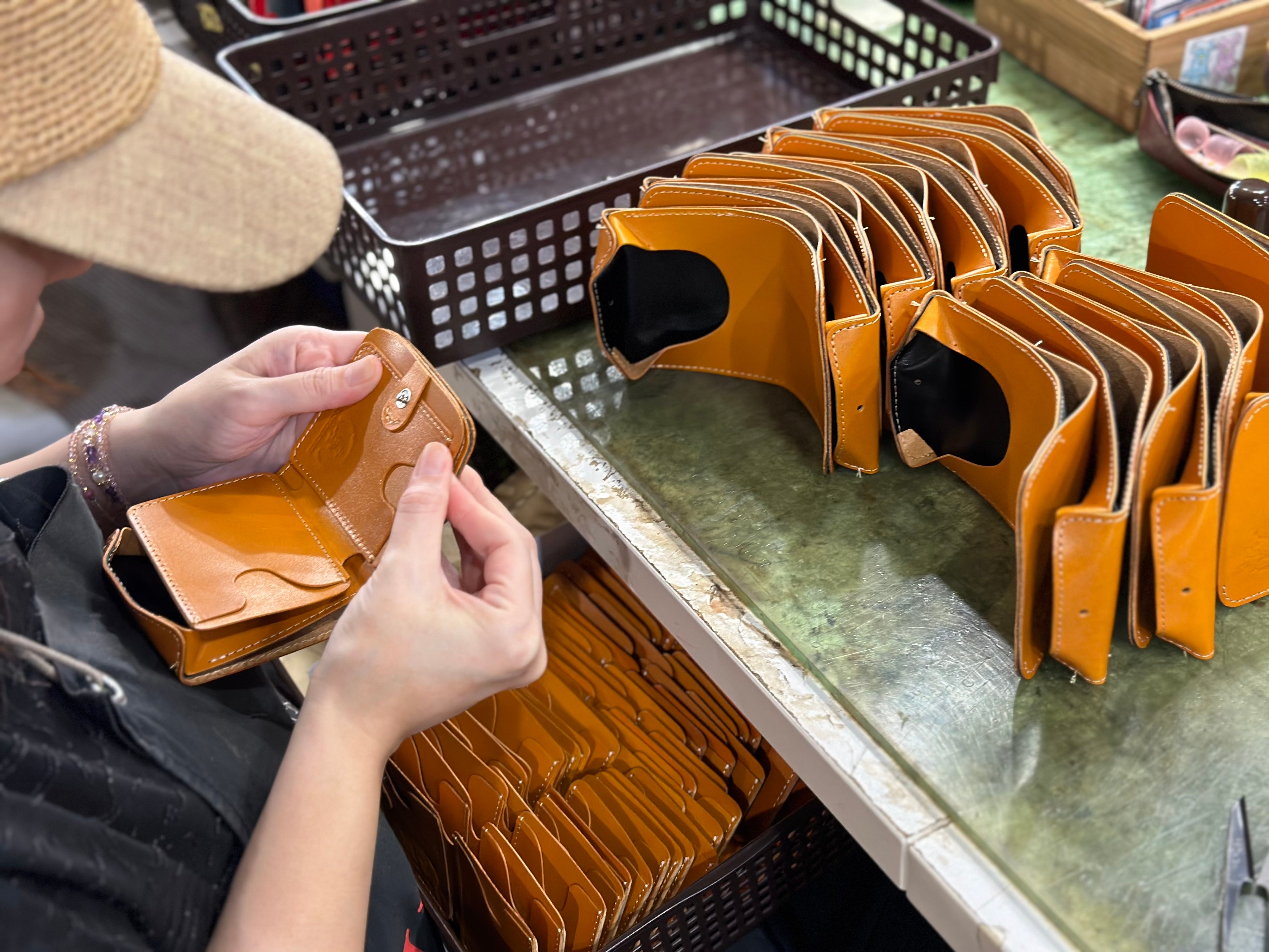 クアトロガッツの小さいふ。は一つずつ手作業