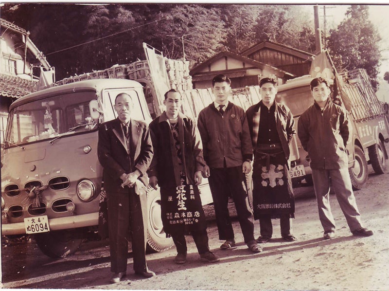 写真左端が冨士屋製菓本舗・初代、祖父の北野留三郎(きたのとめさぶろう)