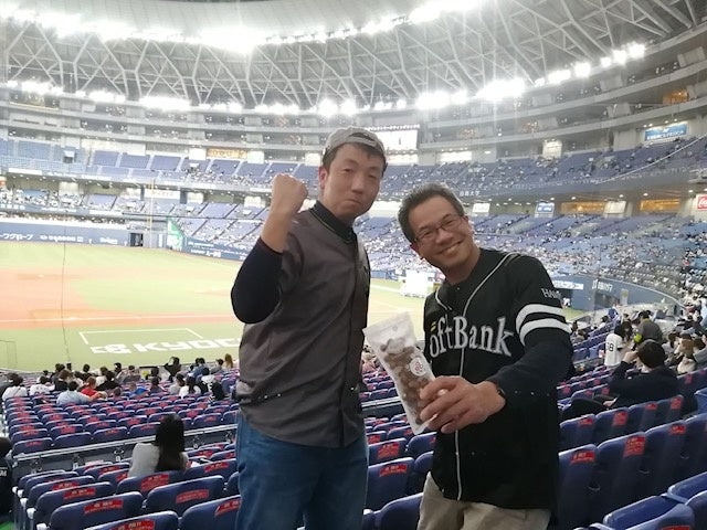 社長はソフトバンクホークスのユニフォーム、豆菓子職人のスタッフはオリックスバッファローズのユニフォーム