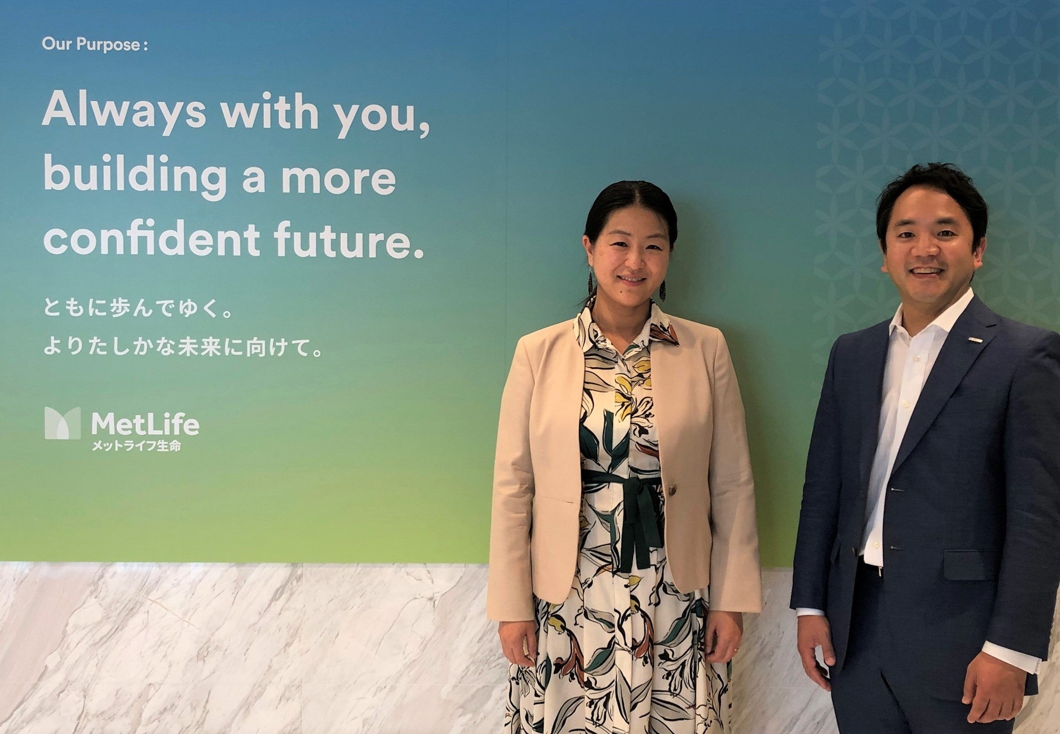 （左）日本MIT会　会長 ロメインさわか氏 　 （右）メットライフ生命　執行役 常務 チーフカスタマーオフィサー 岩島洋吉（MIT卒業生）
