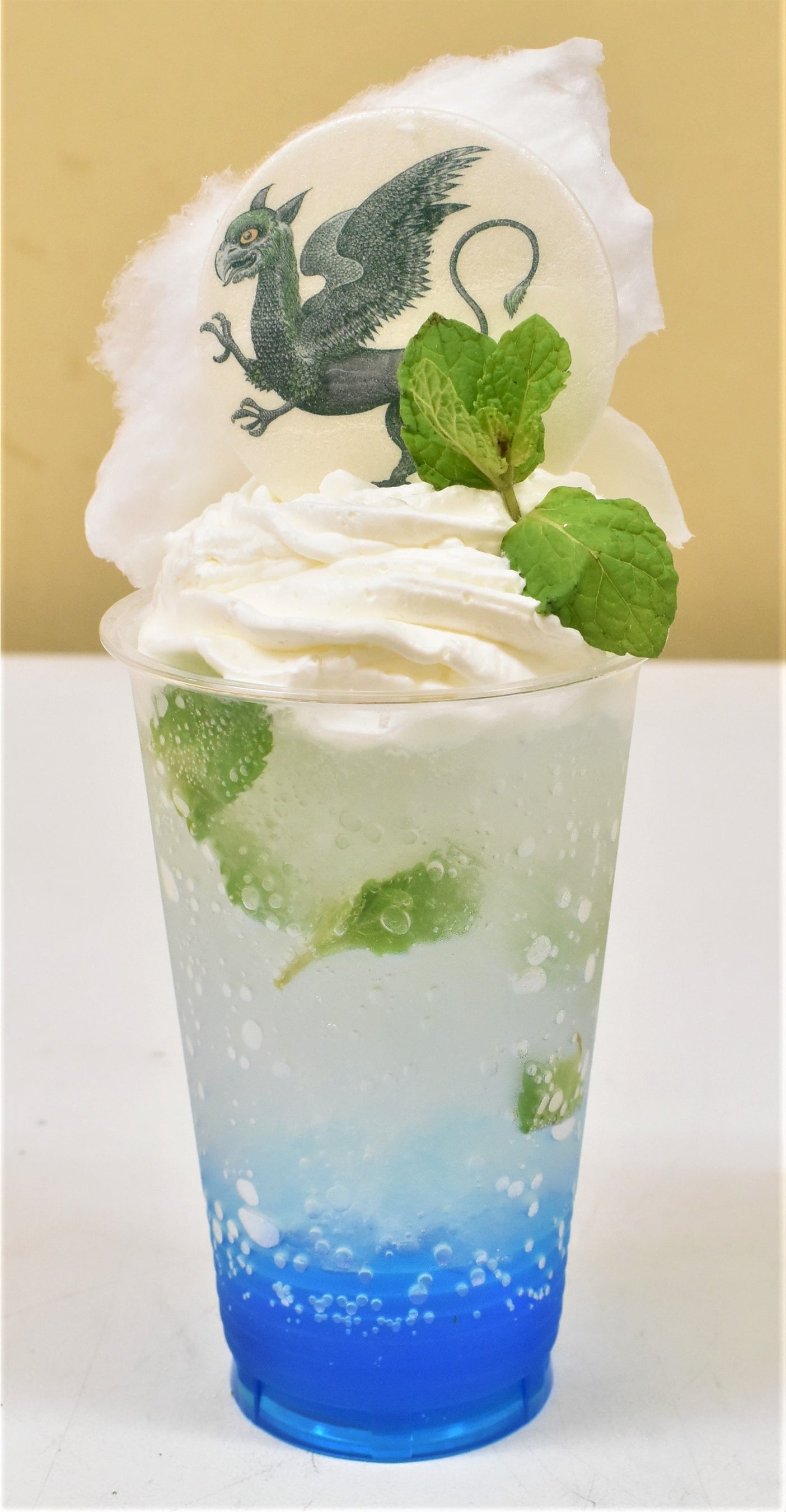 「グリッフィンのブルーハワイソーダ」色味も相まって清涼感溢れるドリンクに