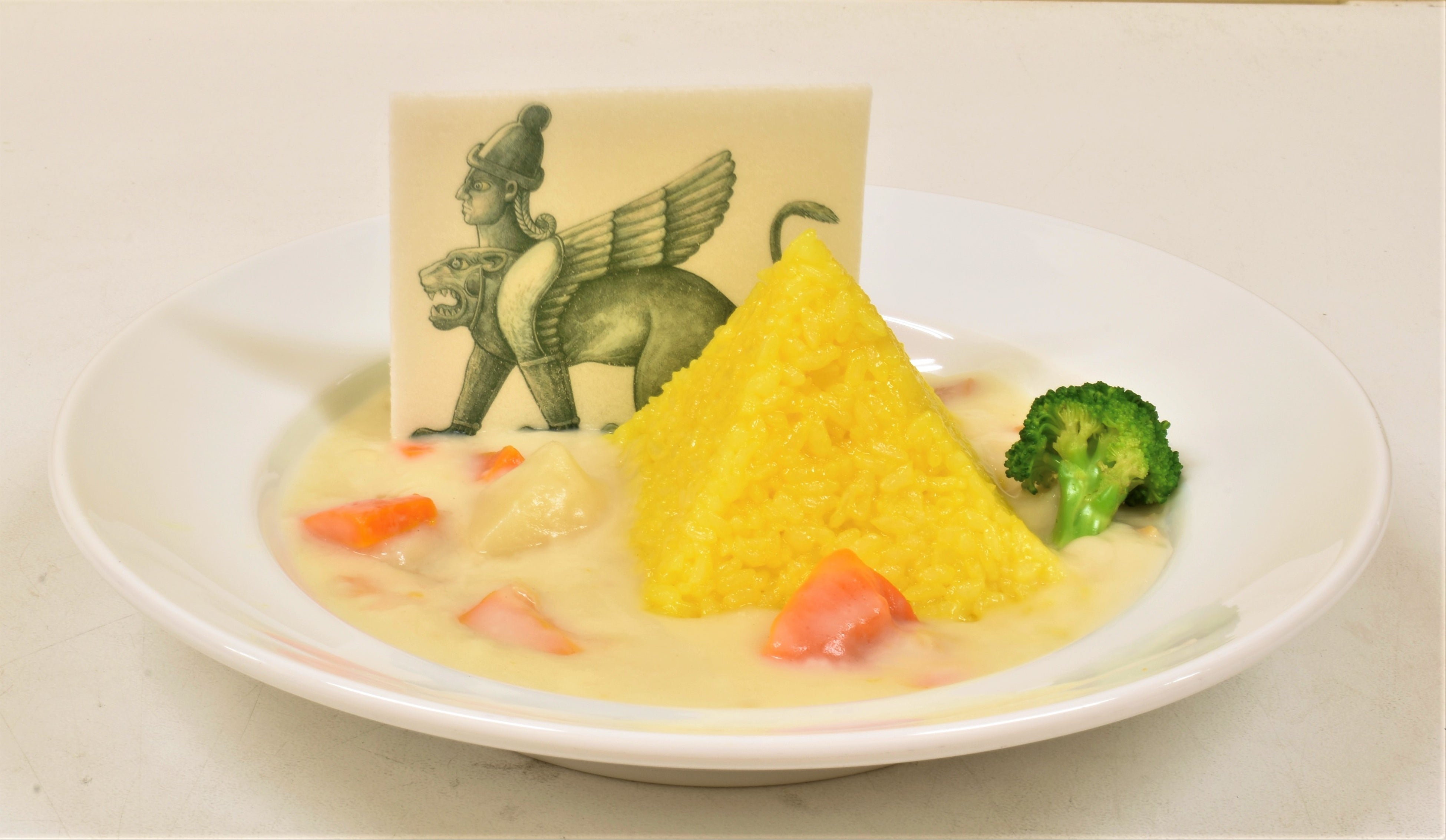 ピラミッド型のライスでよりリアルな世界観を再現「スフィンクスのホワイトシチュー」