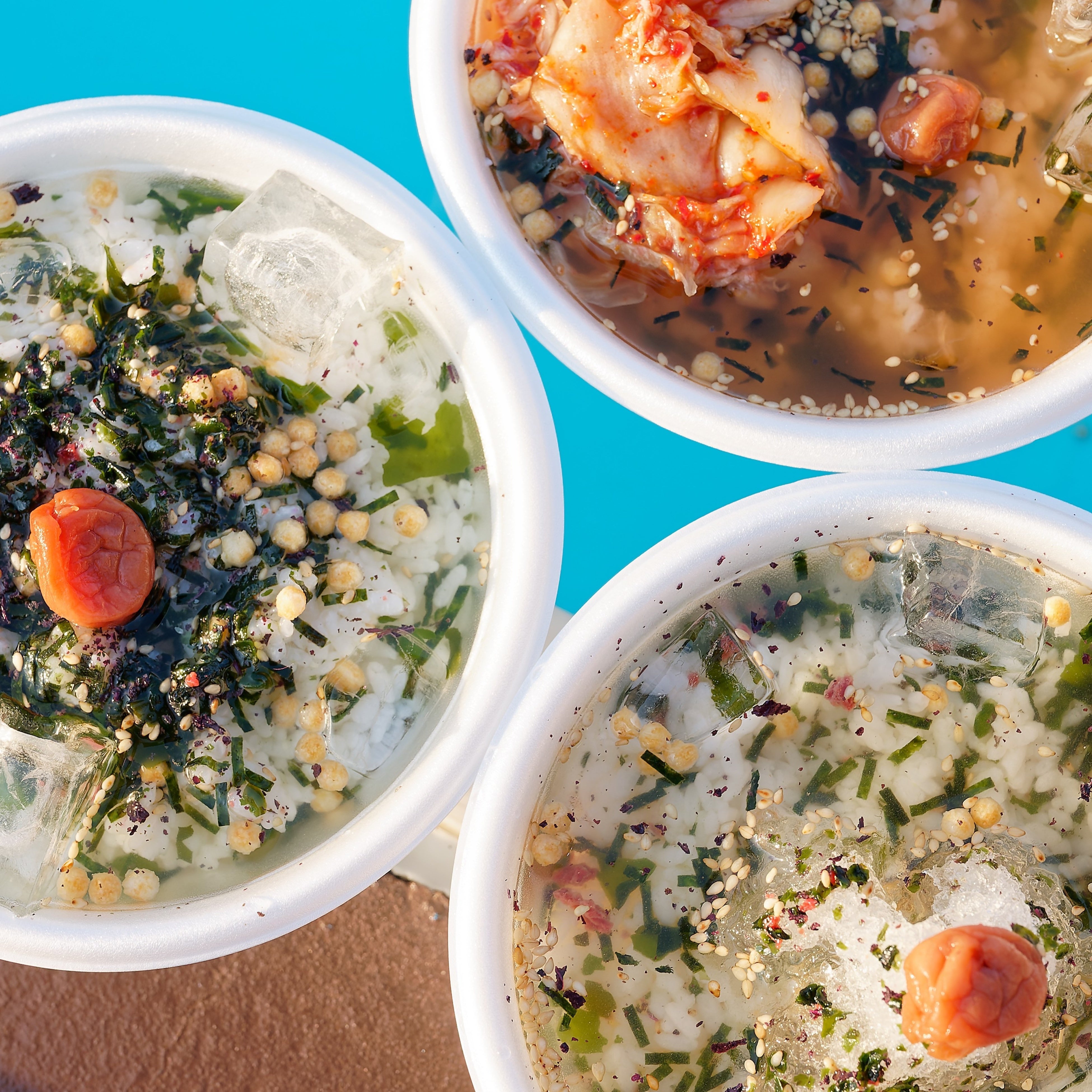 冷やし茶漬け　（税込600円） さっぱり、さらさらーっと食べられて、おまけにクールダウンできちゃう! キムチ入りでスタミナつけるのもおすすめです！ @屋外エリア「グリズリージョー」