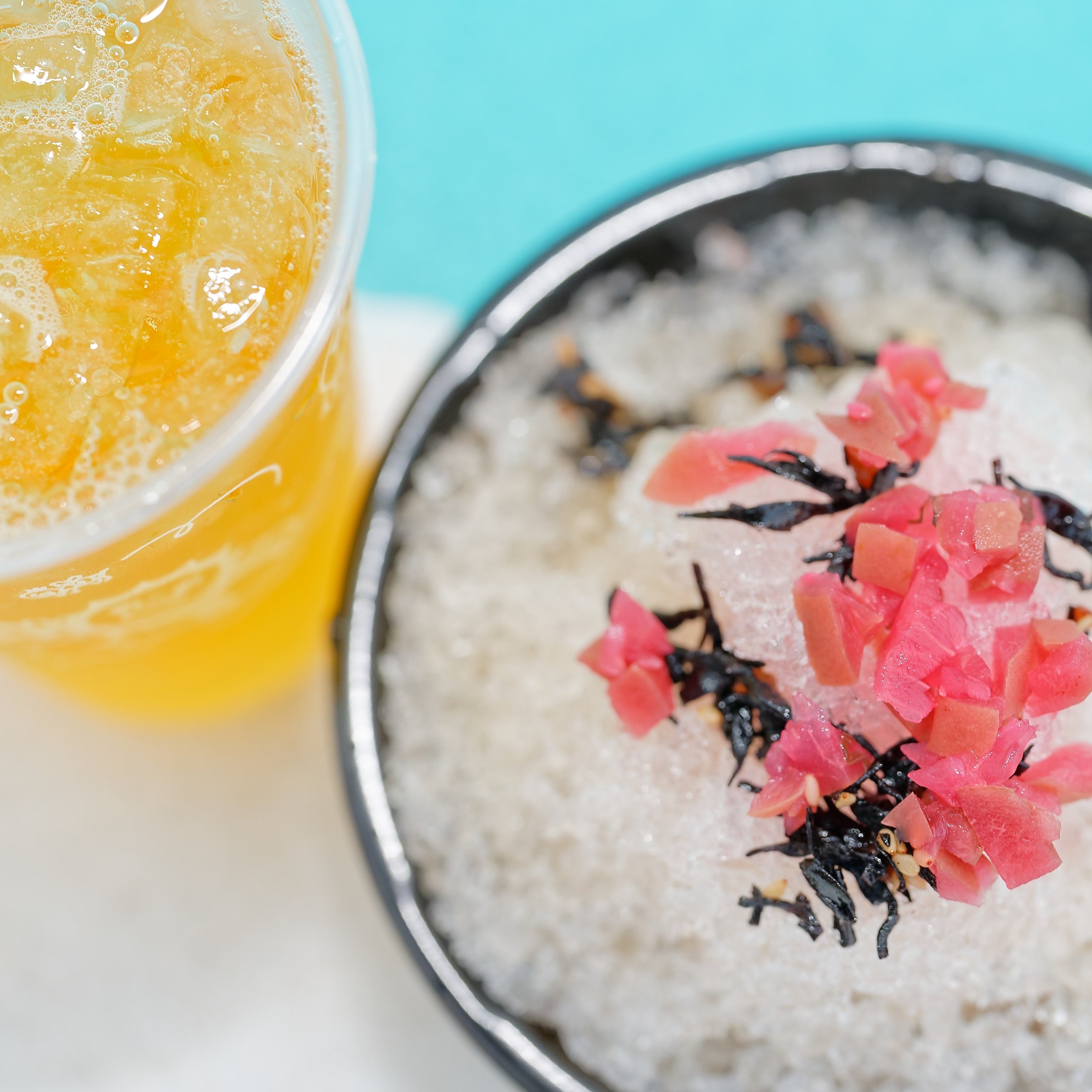 かき氷茶漬け綾鷹ドリンクセット （税込500円） 朝に暑さを落ち着けたい貴方に必見！ かき氷にだしを掛ける新食感のお茶漬けをどうぞ。 ＠ドーム内１F「フェニックス」