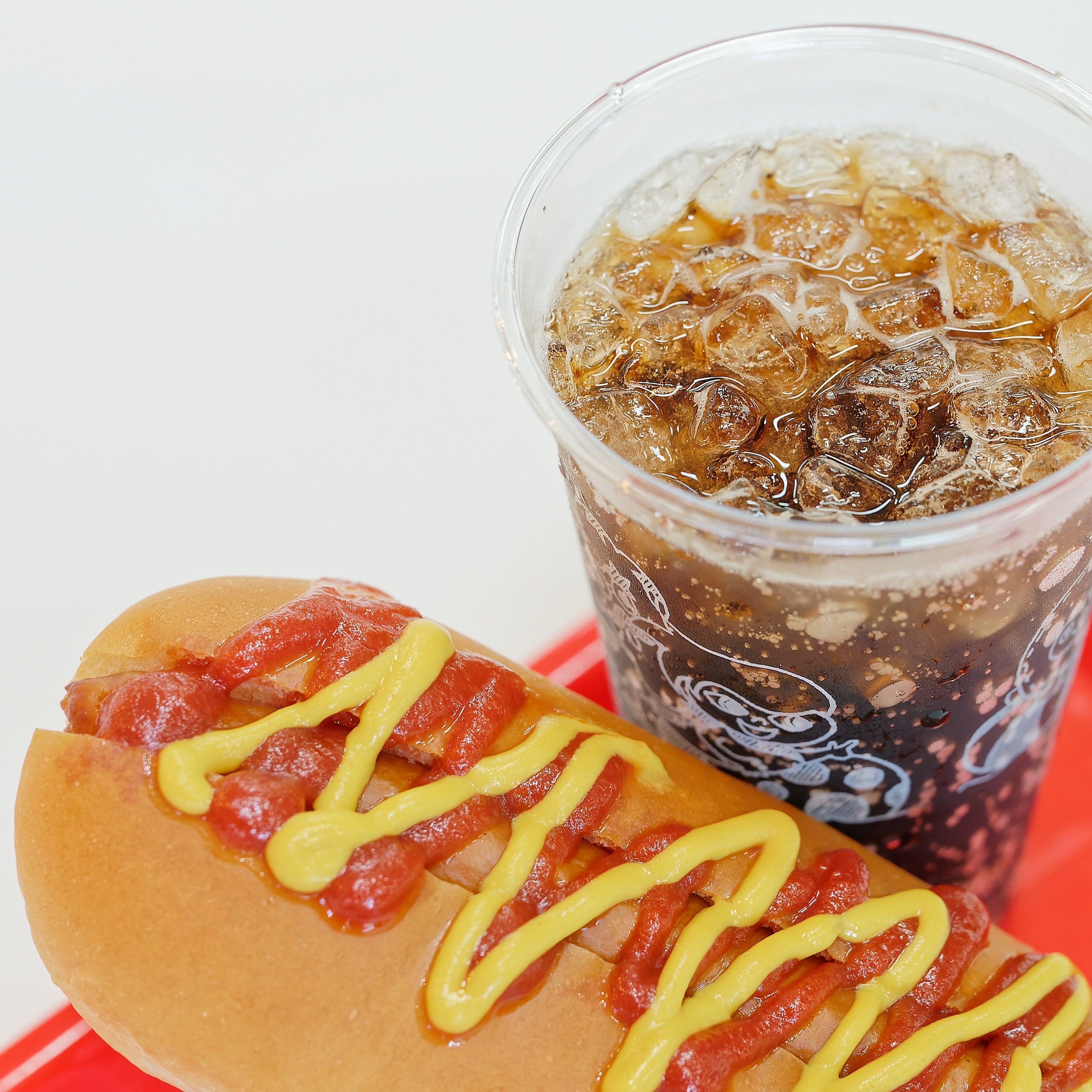 ホットドック+Mドリンク　 （税込500円） 入園前に、ほっと一息。 ホットドックとドリンクの朝だけお得なセットです。 ＠ドームエントランス「イエローブース」