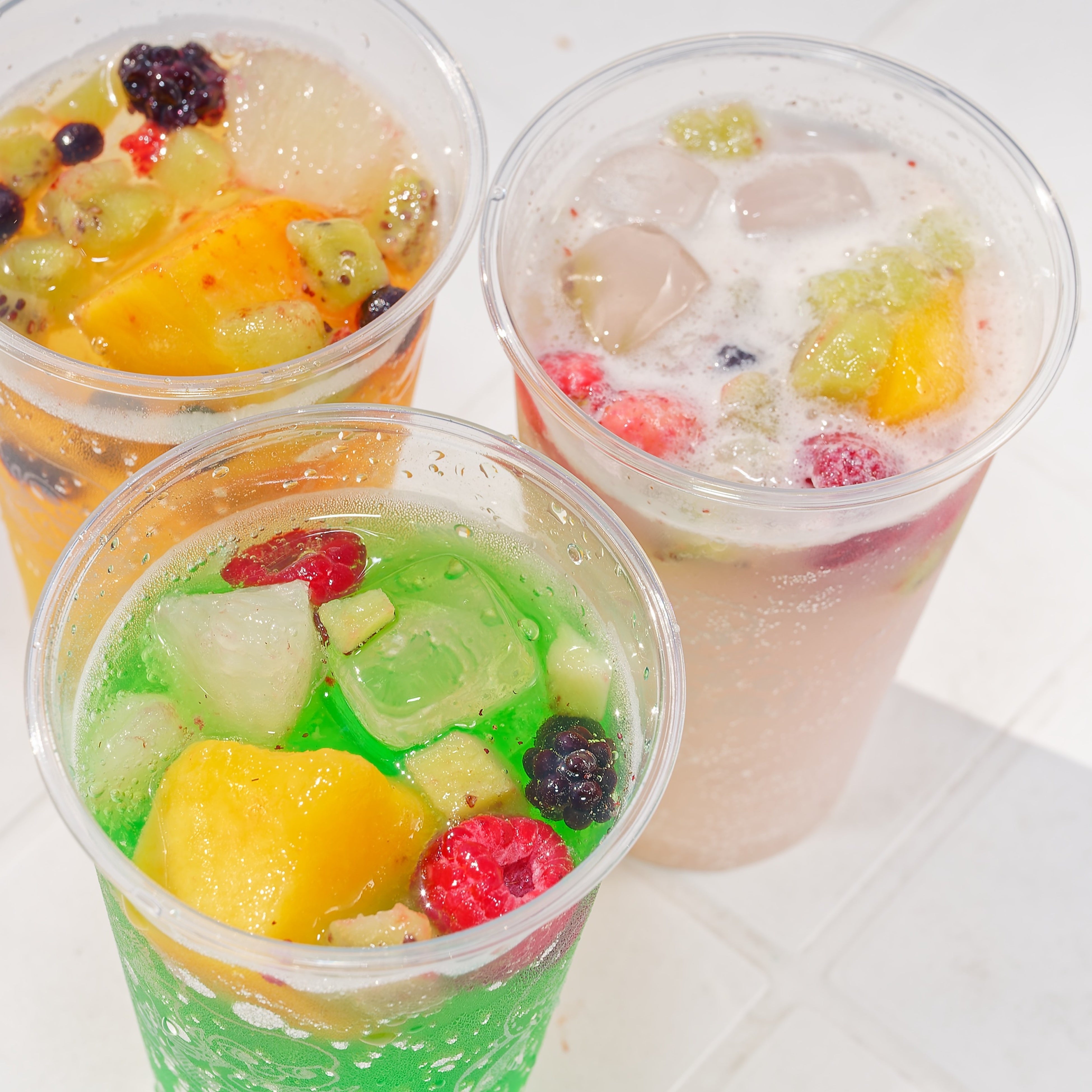 冷凍フルーツドリンク 　（税込350円～720円） お好きなドリンク＆アルコールに冷凍フルーツを入れてトロピカル気分を満喫☆飲むたびに違うフルーツが入ってるかもお楽しみ！ @屋外プールエリア「ブリーズ」