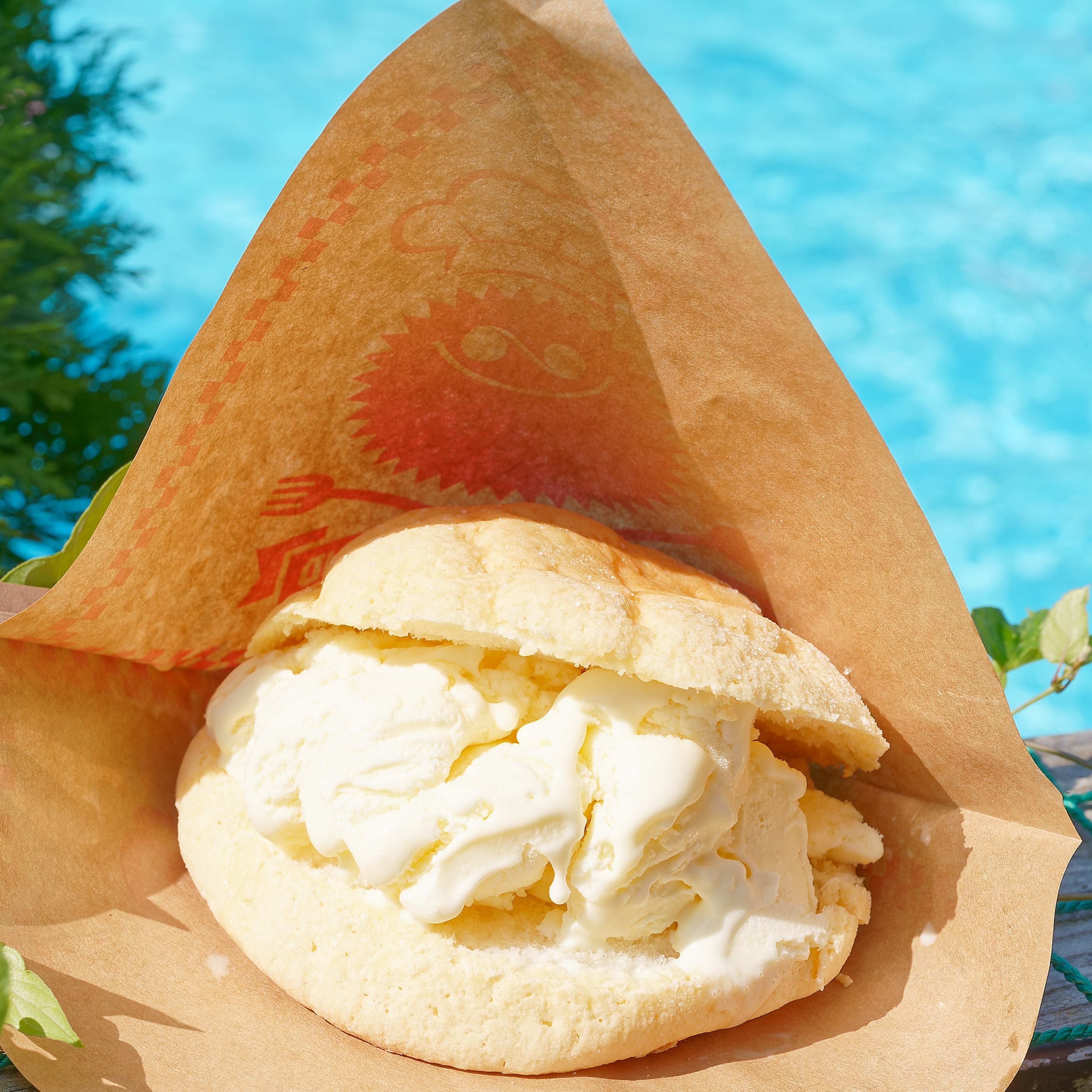 冷しメロンパン　（税込520円） ひんやりアイスとメロンパンのコラボが最高！ お手軽スイーツメロンパンアイス！ ＠屋外プールエリア「コニファー」