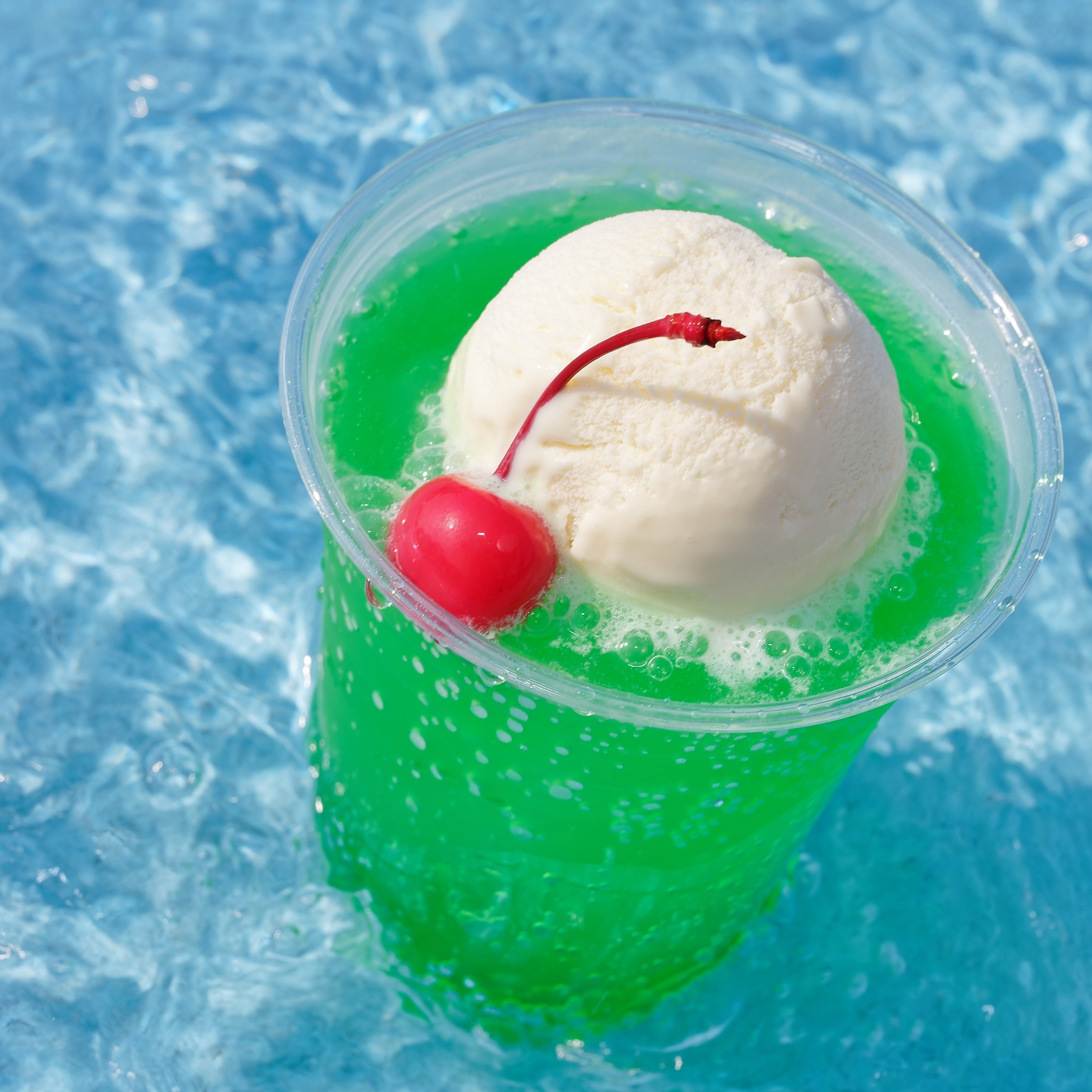 クリームメロンソーダ （税込490円） 懐かしい商品が再来中！ 定番人気のクリームメロンソーダ ＠屋外プールエリア「オーシャンズ」