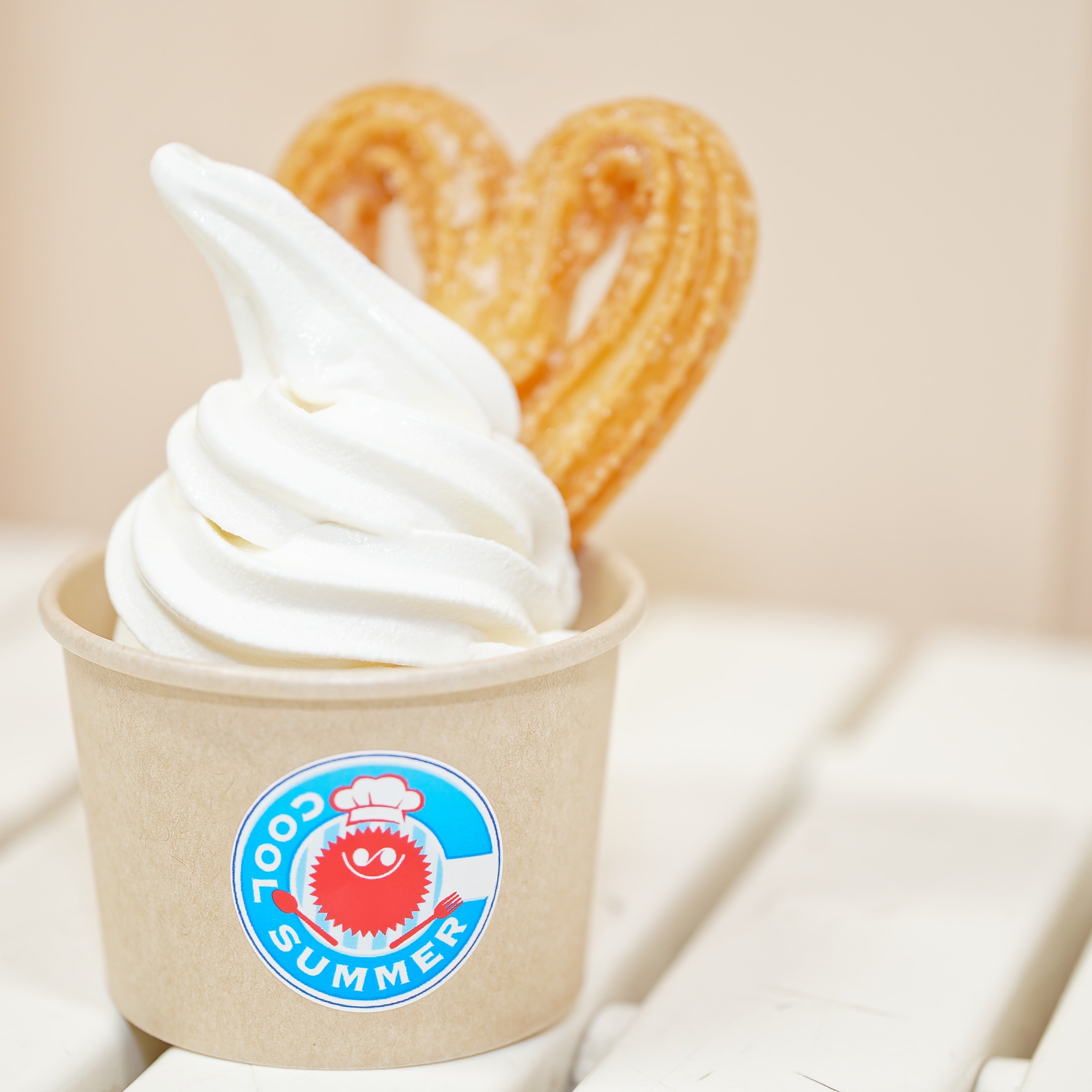 アイスdeチュロス　（税込450円） ♡のチュロスが可愛く、好きなトッピングソースを選べるのが魅力的！映えるスイーツをどうぞ！ @ドーム内B１F「ケイブカフェ」