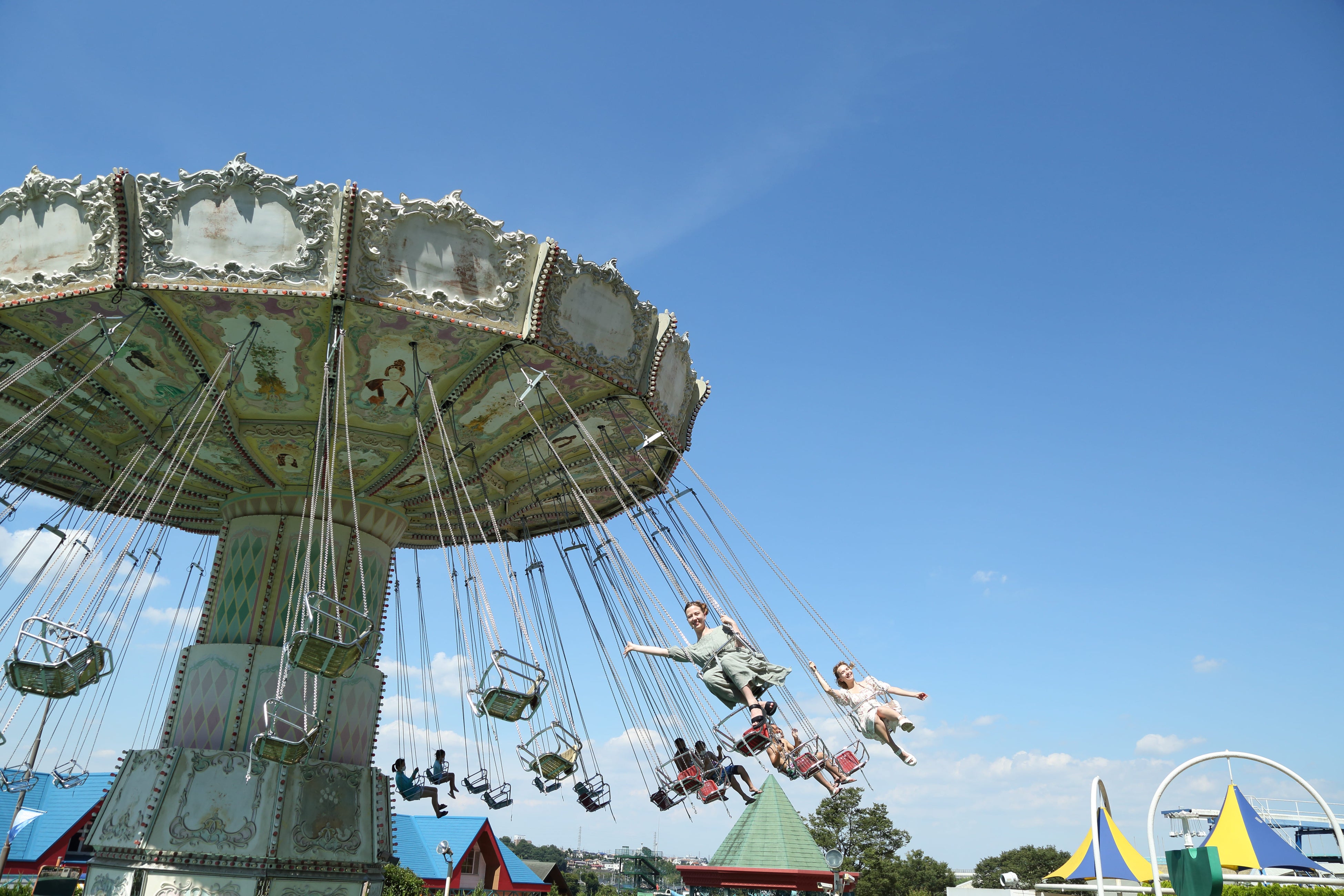 360度景色が楽しめる回転ブランコ型のアトラクション「ウェーブスウィンガー」