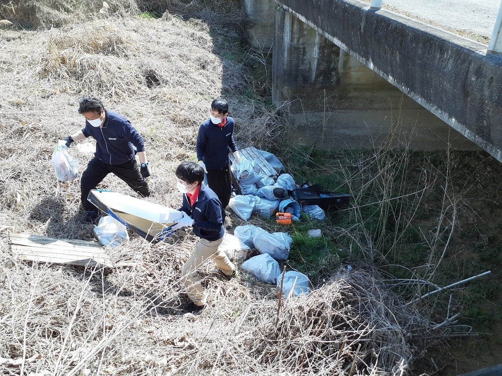 「秋川クリーンアップ活動」の様子