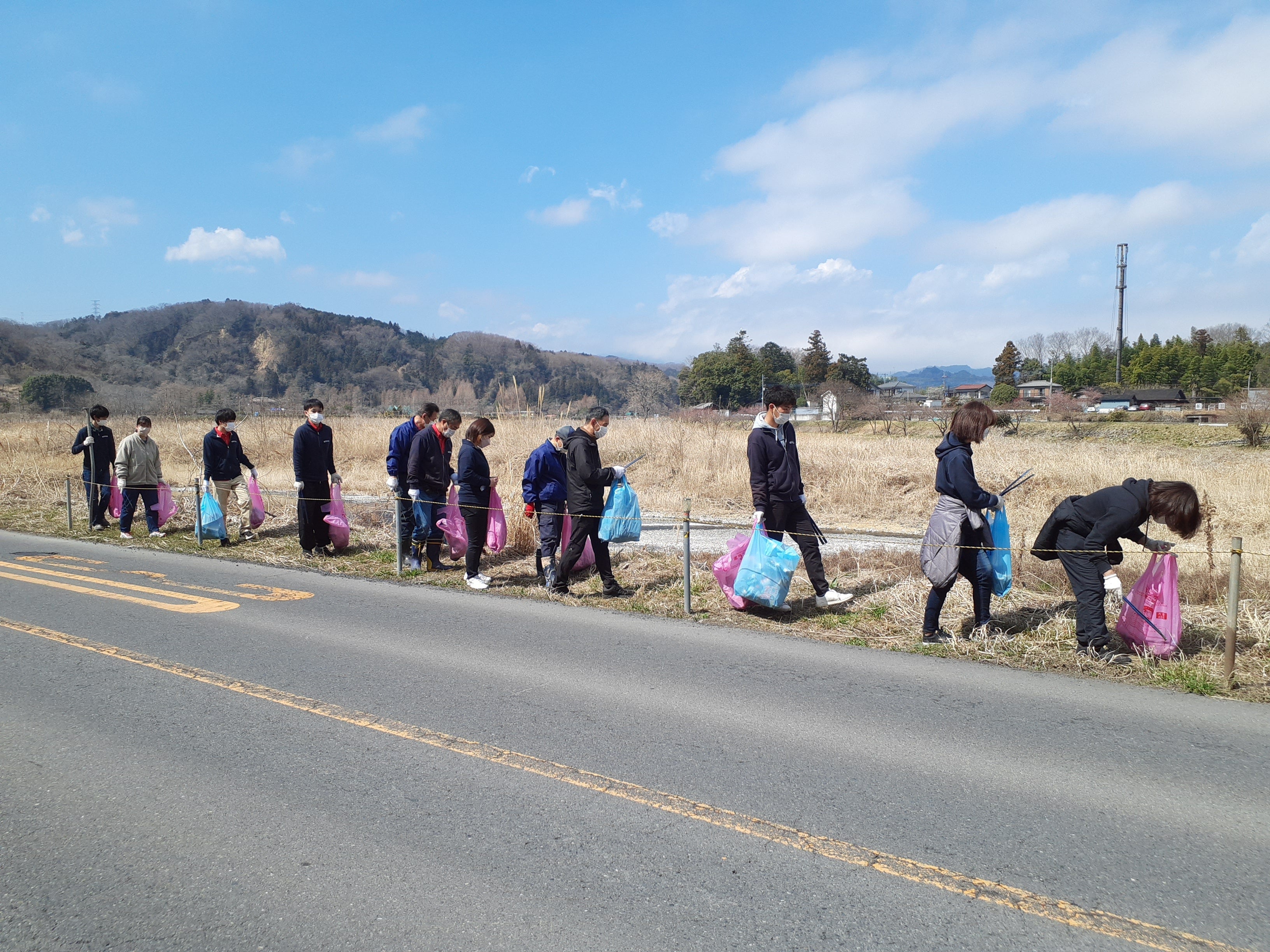 「秋川クリーンアップ活動」の様子