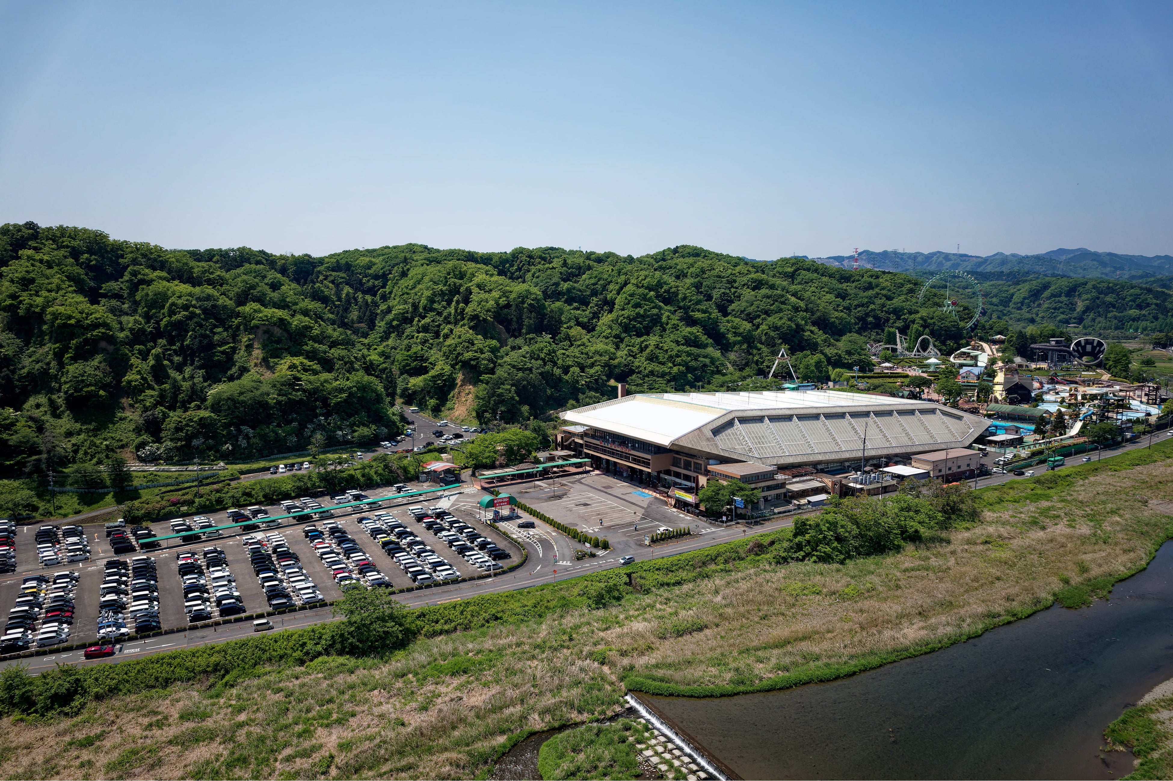 東京サマーランドのすぐ横を流れる秋川