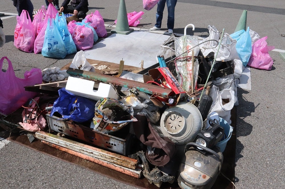 「秋川クリーンアップ活動」の様子