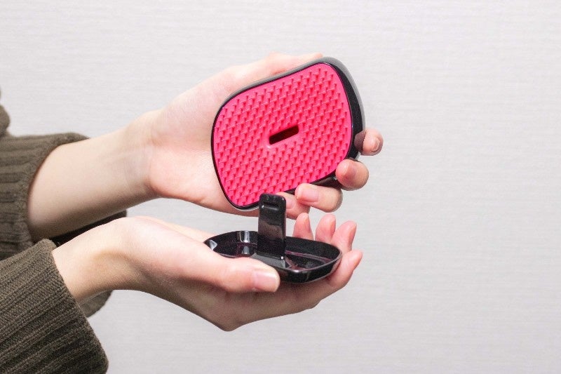 タングルティーザーで唯一のブラシカバー付き。鞄に入れても安心して持ち歩けます。