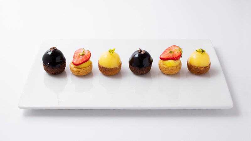 プティフールは3種類をご用意。左からブボチョコデラックス、フルーツタルト、シトロン