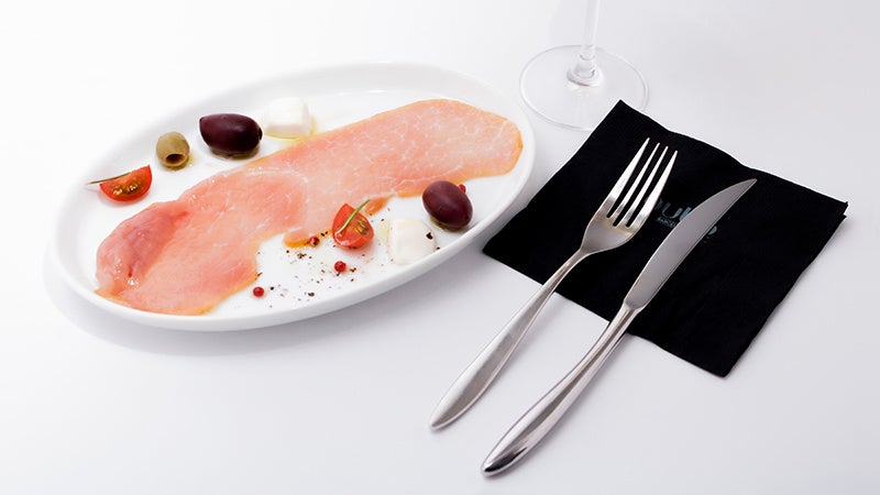 生ハム、オリーブ、チーズの盛り合わせ