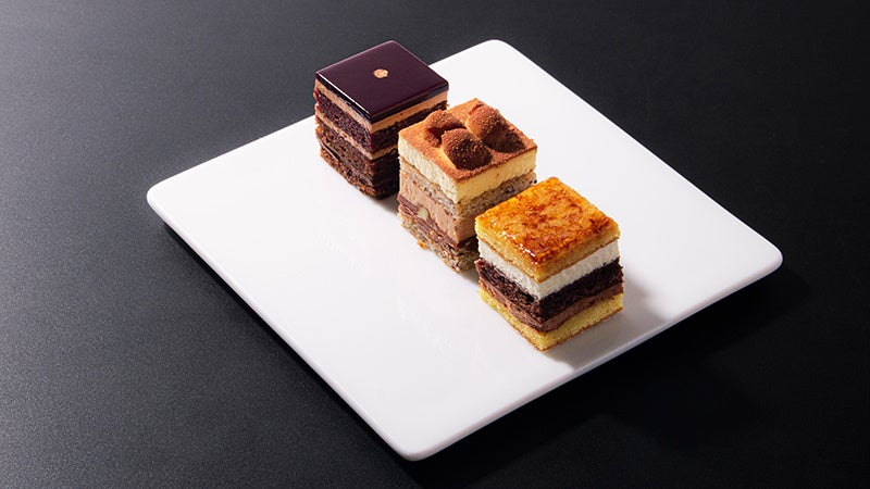 ミニケーキは3種類をご用意。左からオペラ、ノワゼット、マッシーニ