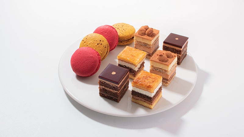 左からマカロン2種、ミニケーキ3種