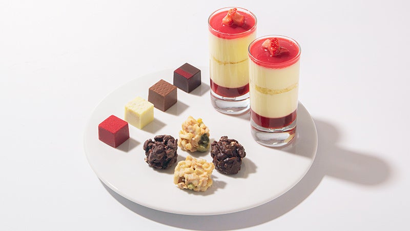 左からチョコレートアソート、グラスケーキ「ブロードウェイ」