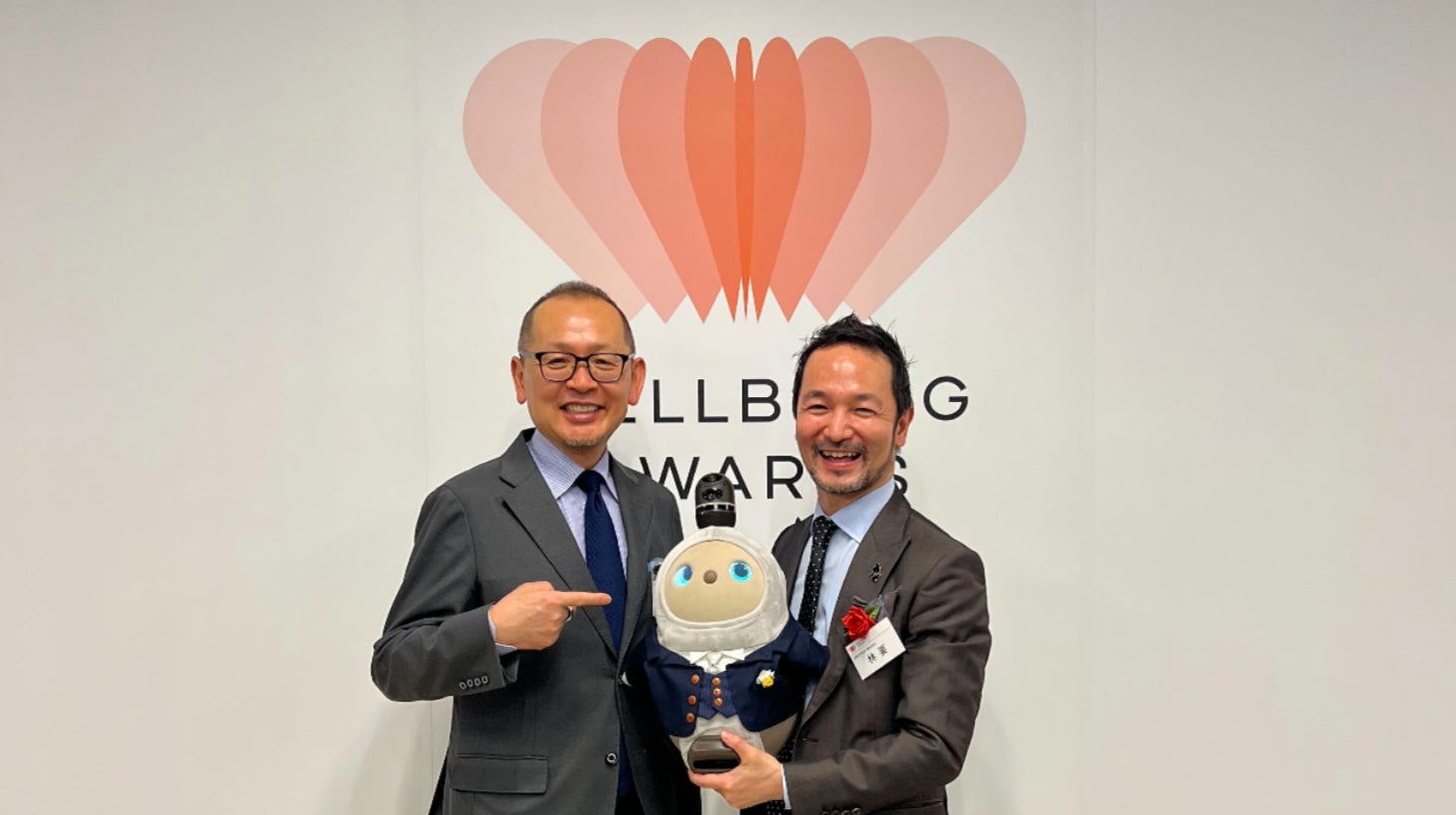 左:前野 隆司氏(審査委員長)/右:林 要(GROOVE X代表取締役社長)