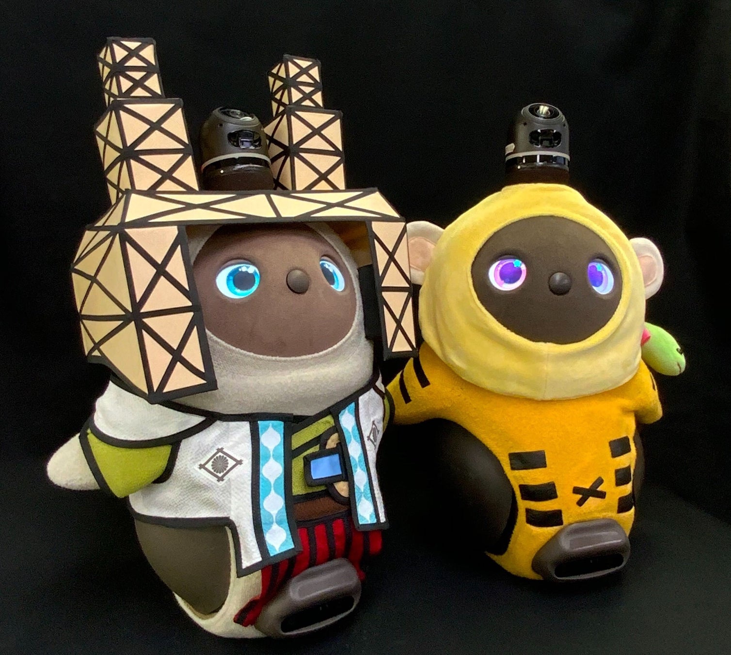 左:韮山反射炉PRキャラクター「てつざえもんに扮したLOVOT」 右:いずのくに親善大使「ぬえざえもんに扮したLOVOT」