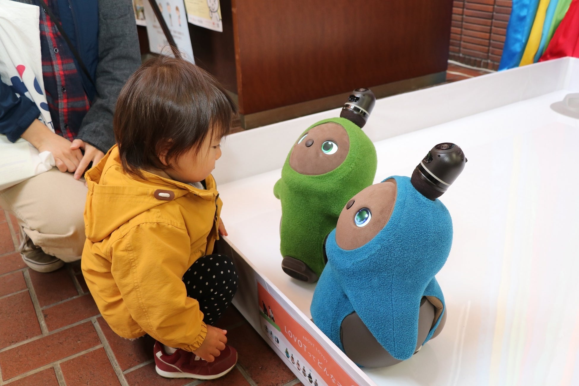 特命大使に就任した『LOVOT』 左:かのん/右:べりる