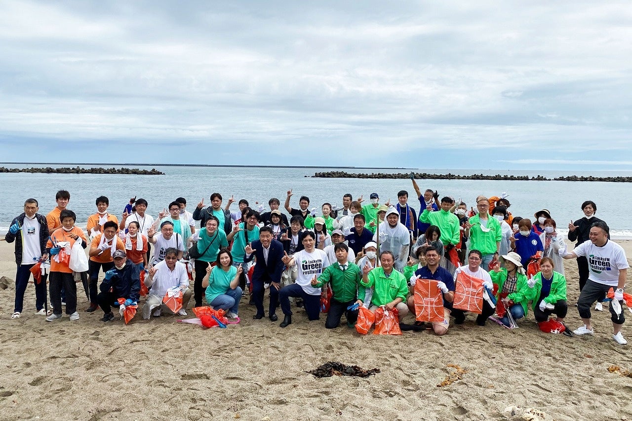 清掃活動に参加された皆さん。ひたちなか市の大谷明市長と磯崎達也県議会議員も参加。