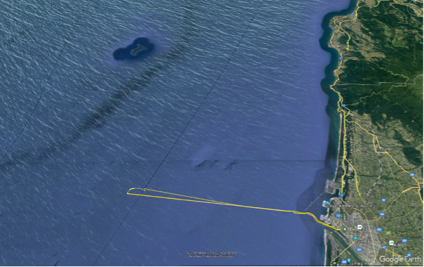 写真：航跡 44kmのうち19kmを無人自動帆走。左上の島が「飛島」 （地図：Google Earth）