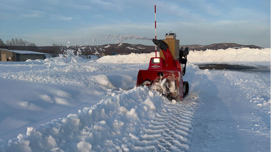 写真：自動化した市販小型除雪機