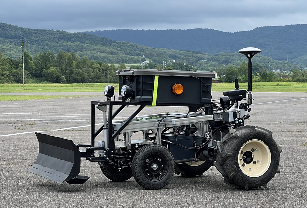 ＜除雪ドローン🄬V3プロトタイプ＞　※写真は開発中の試作機で製品モデルとは異なります