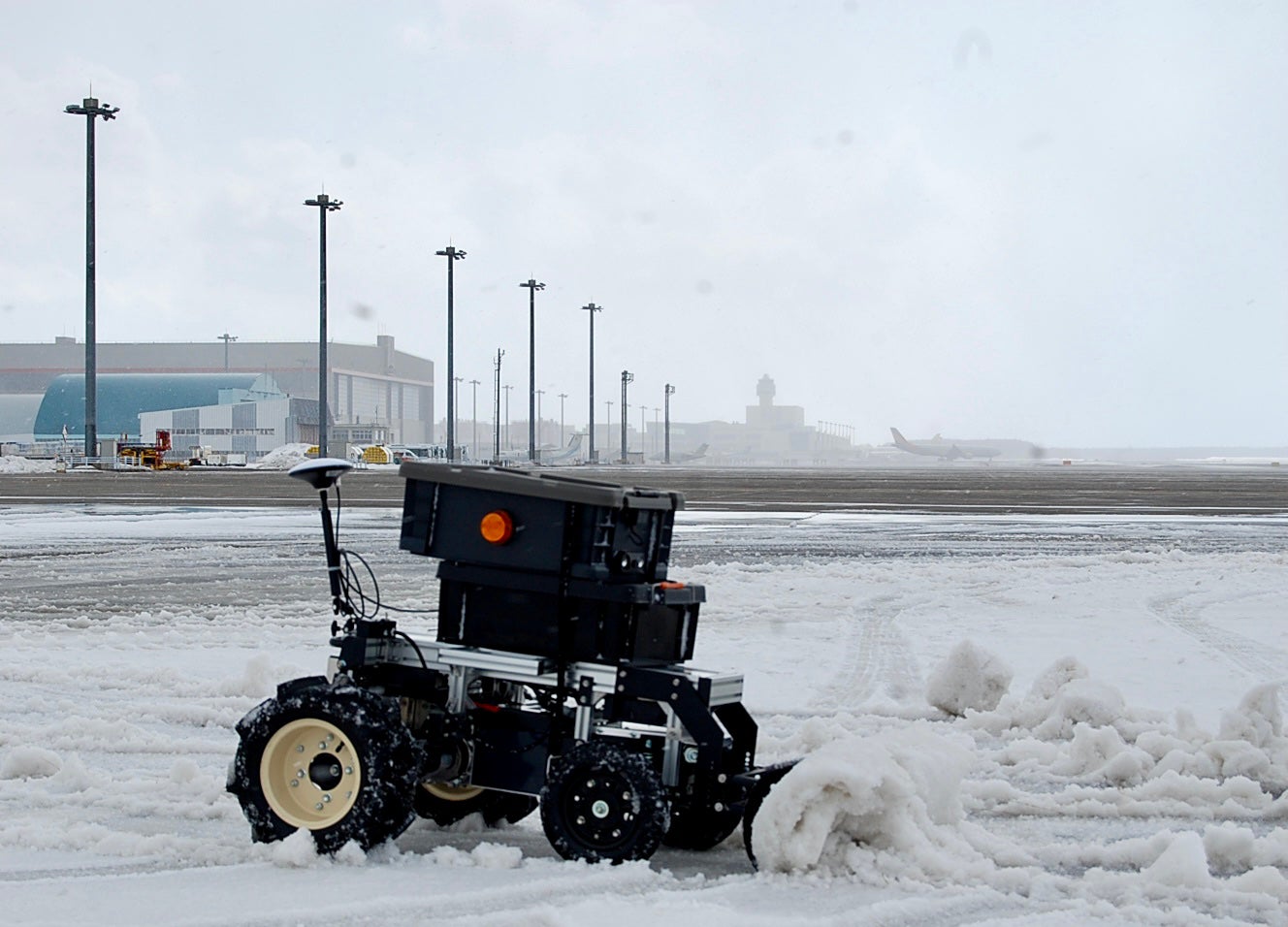 新千歳空港にて、「除雪ドローン® V3」による自動除雪の実証実験を実施 | エバーブルテクノロジーズ株式会社のプレスリリース