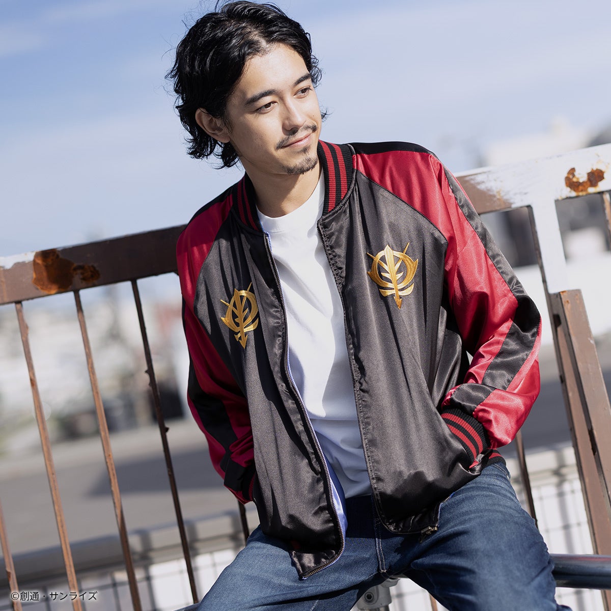 MV着用スカジャン 機動戦士Gundam GQuuuuuuX』より大胆な刺繍デザインが際立つ