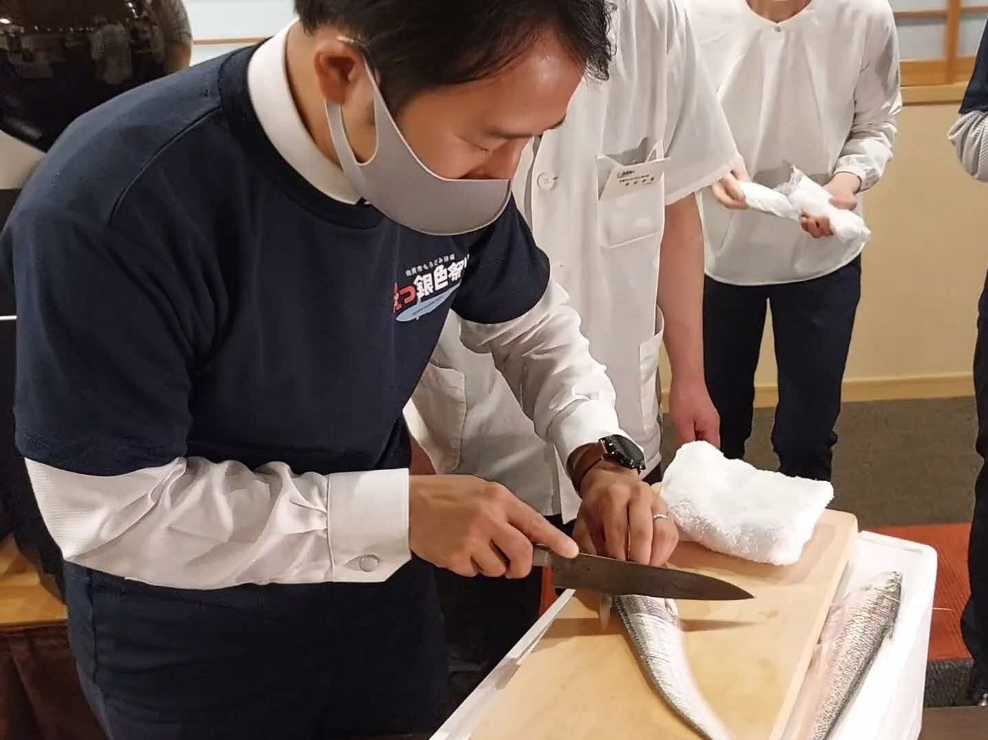 えつの骨切り体験をする坂井佐賀市長