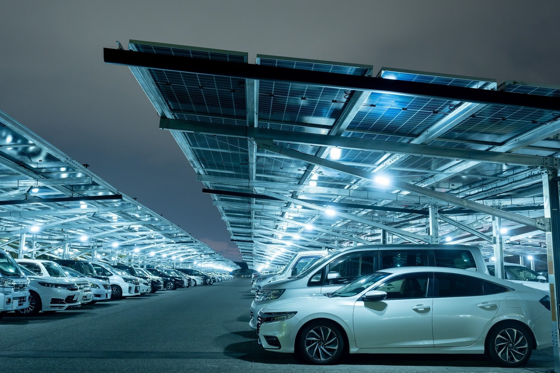 しろくまカーポートは夜間照明で夜も利用しやすい