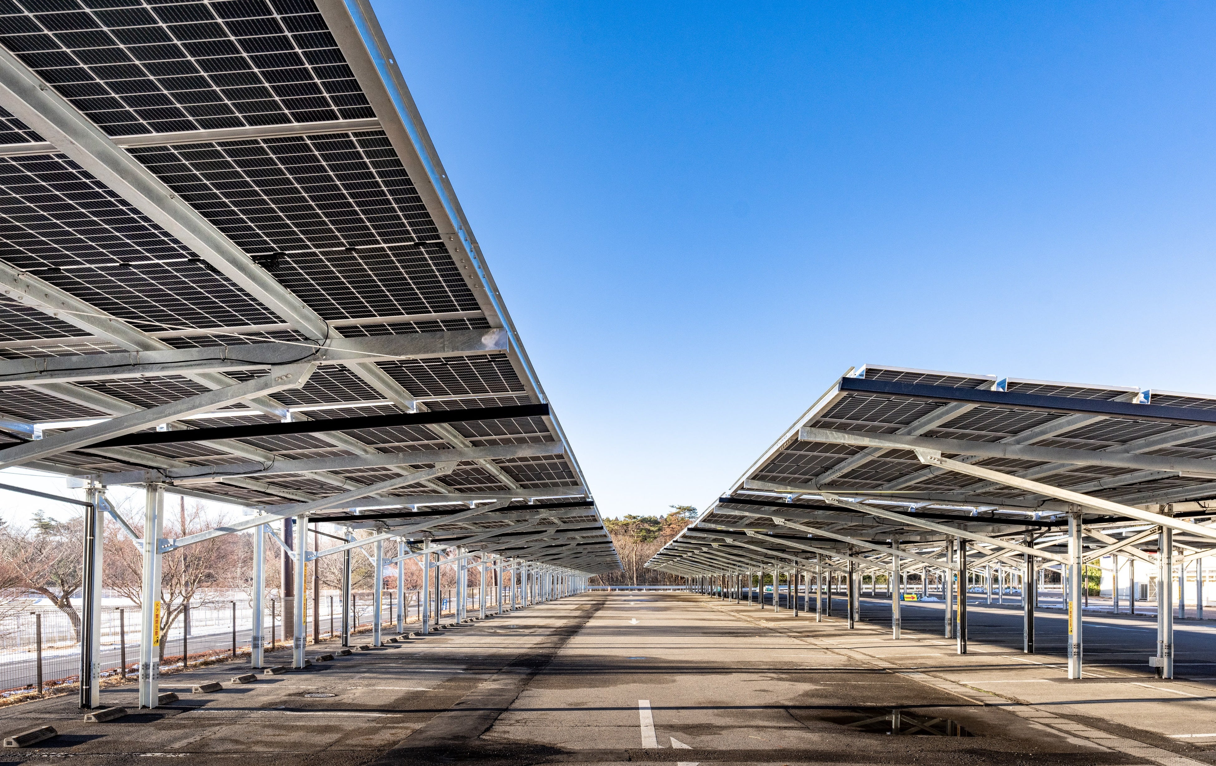 ソーラーカーポート（日中）
