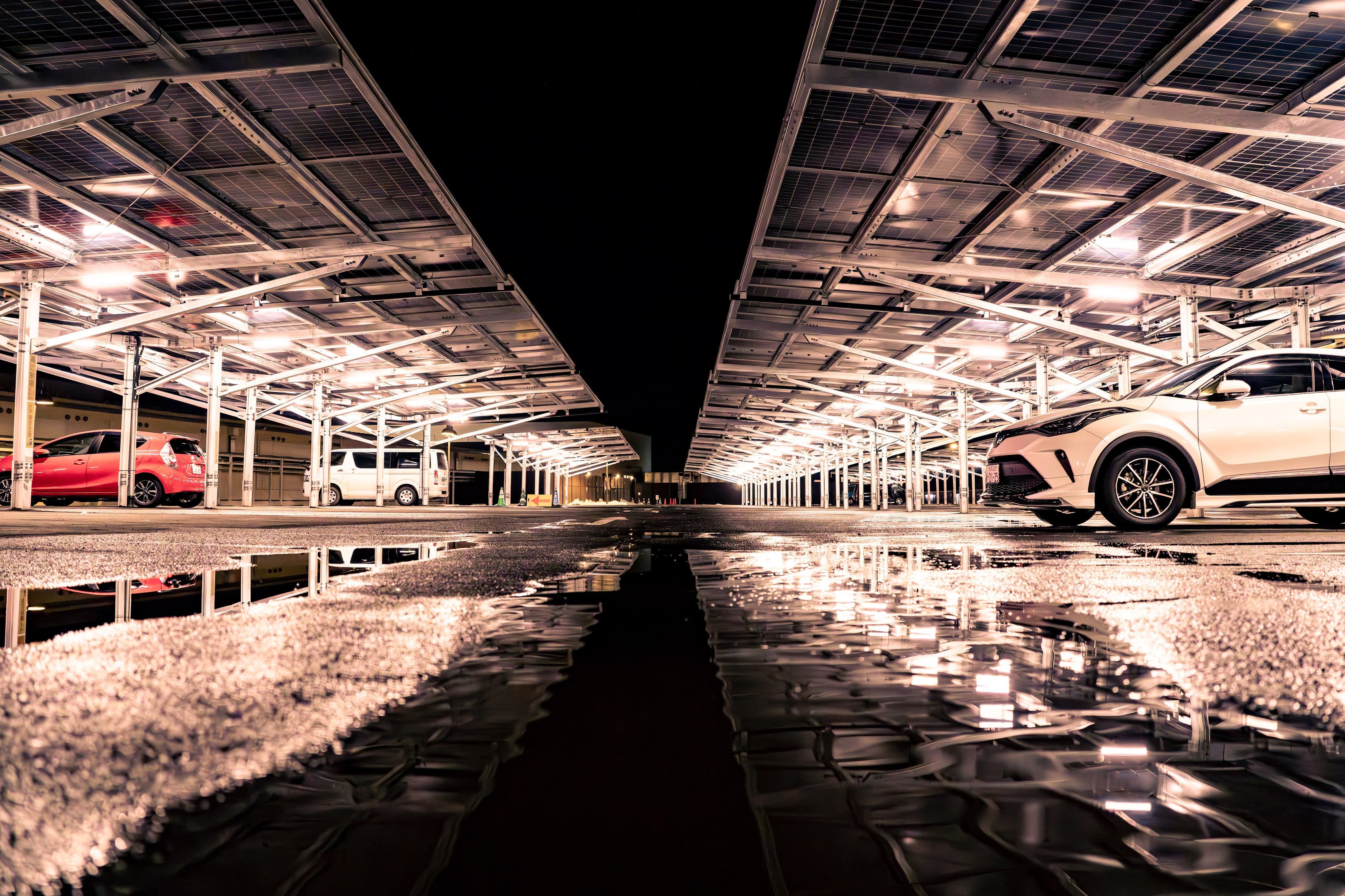 ソーラーカーポート（夜間）