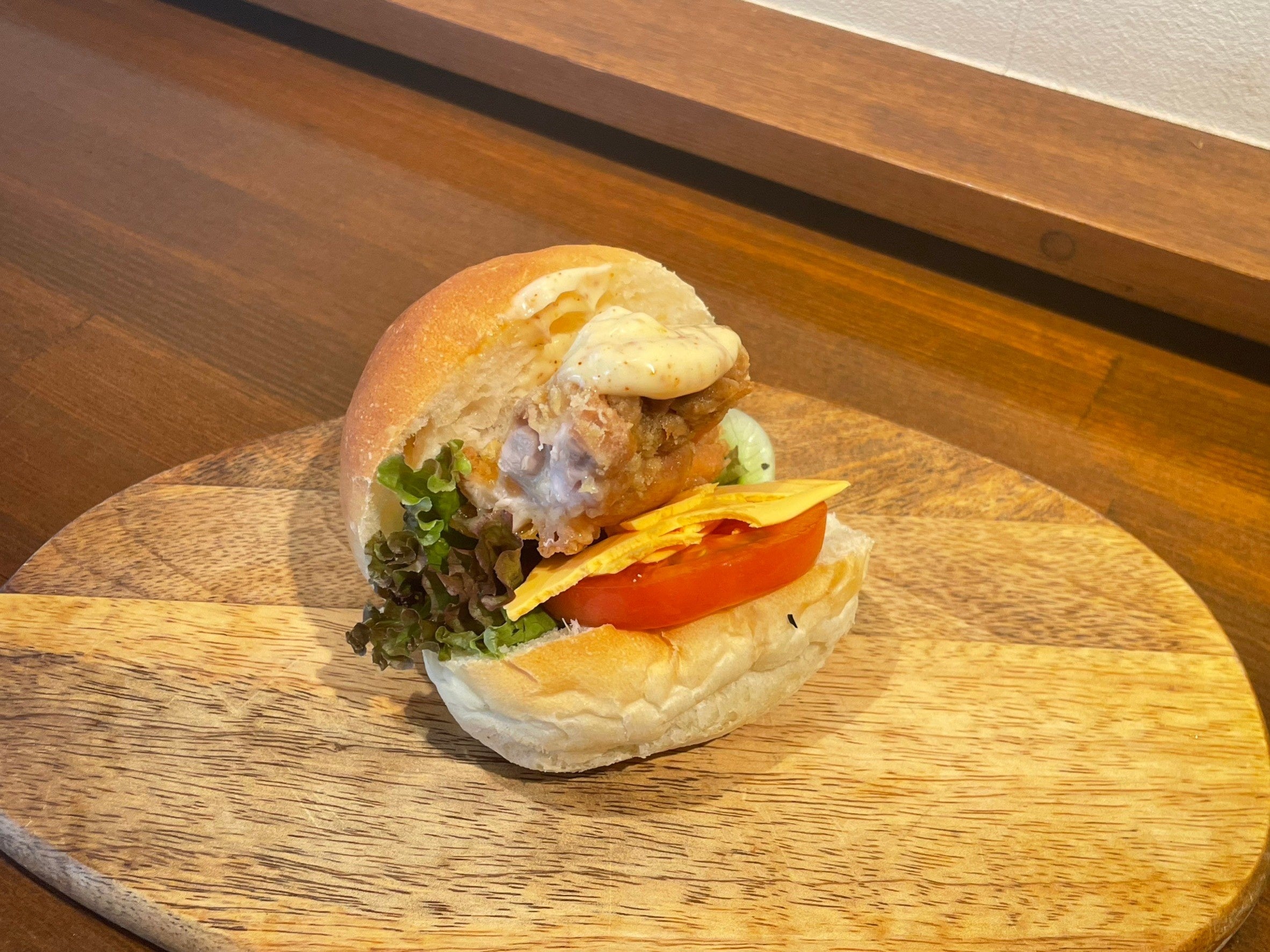 【中央線パンまつり2023限定パン】うま辛！さかいのとんがらしチキンサンド（ブロート・オーフェン）