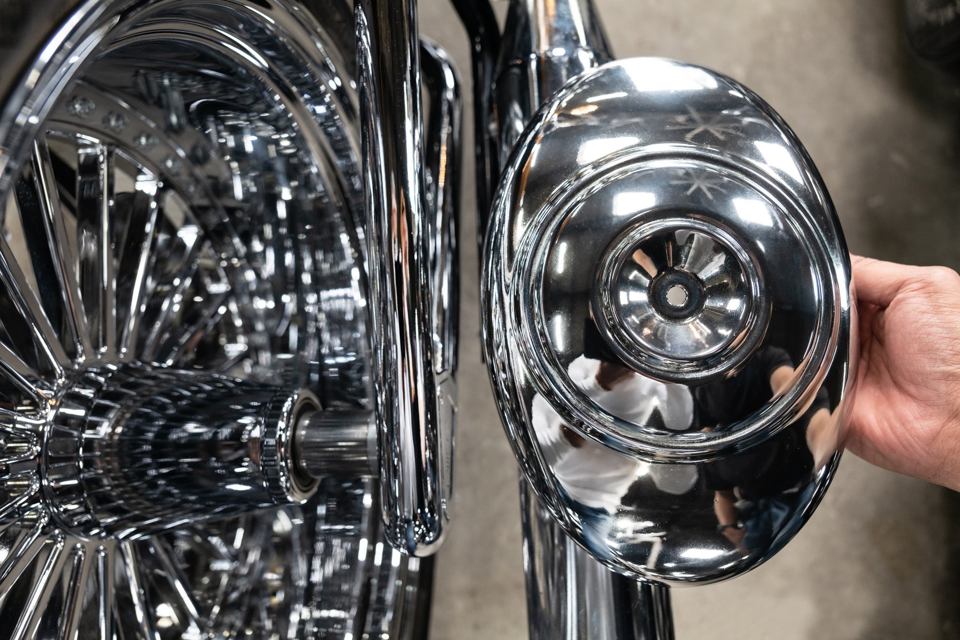 左車体側は従来のクロームメッキ 右側 BLクロームシルバーコートGT施工品