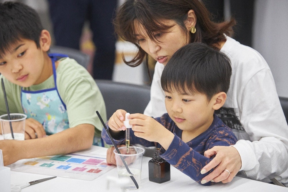 写真：ママと一緒にオリジナルシャンプー作りを楽しみました（撮影：2022年4月　TB-SQUARE osaka）