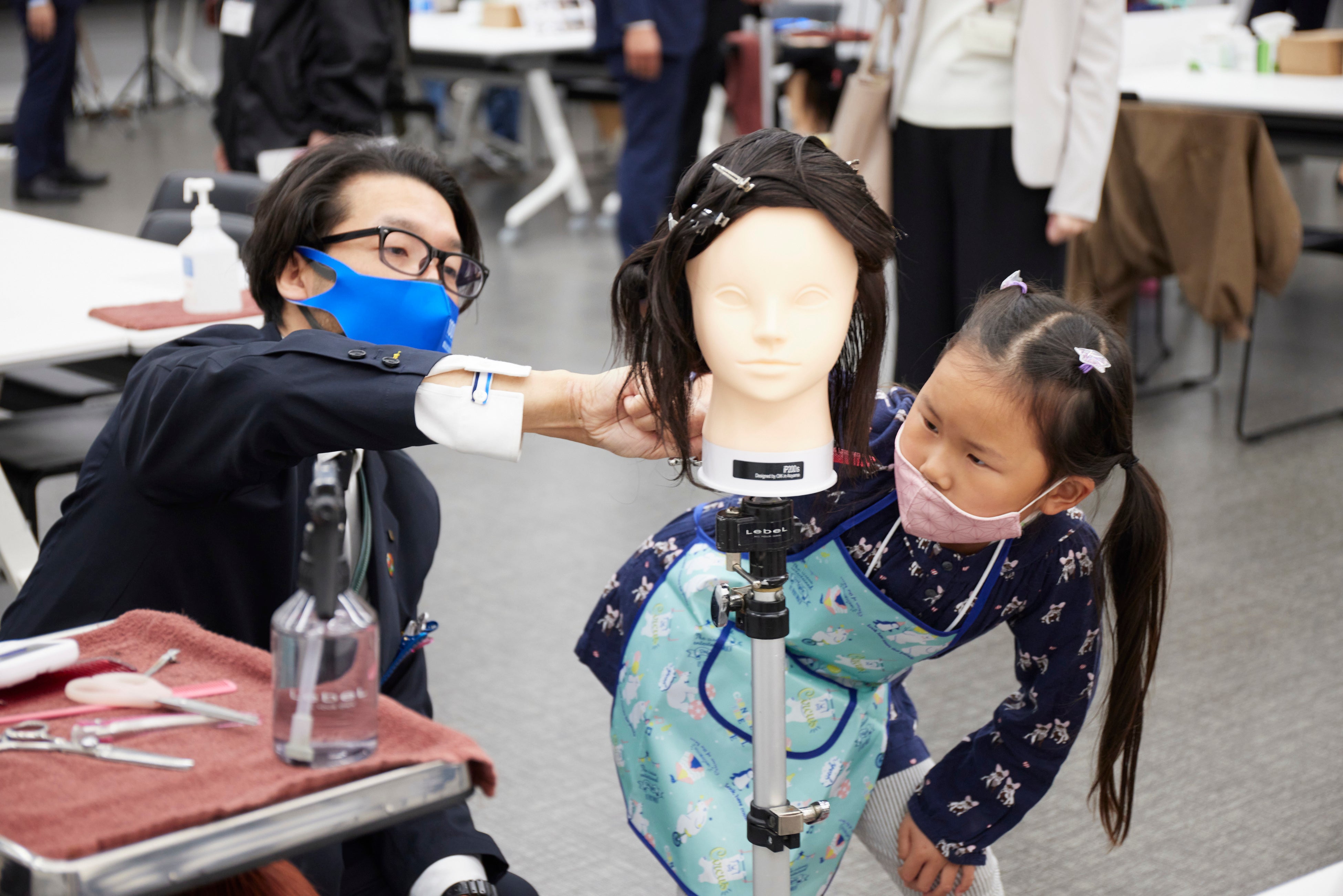 コロナで リアル体験 が失われていた子供達の職業体験 好評につき東京開催決定 目指せ 未来の理美容 師 ヘアカット オリジナルシャンプー作り体験 7 18 月 祝 開催 タカラベルモント株式会社のプレスリリース