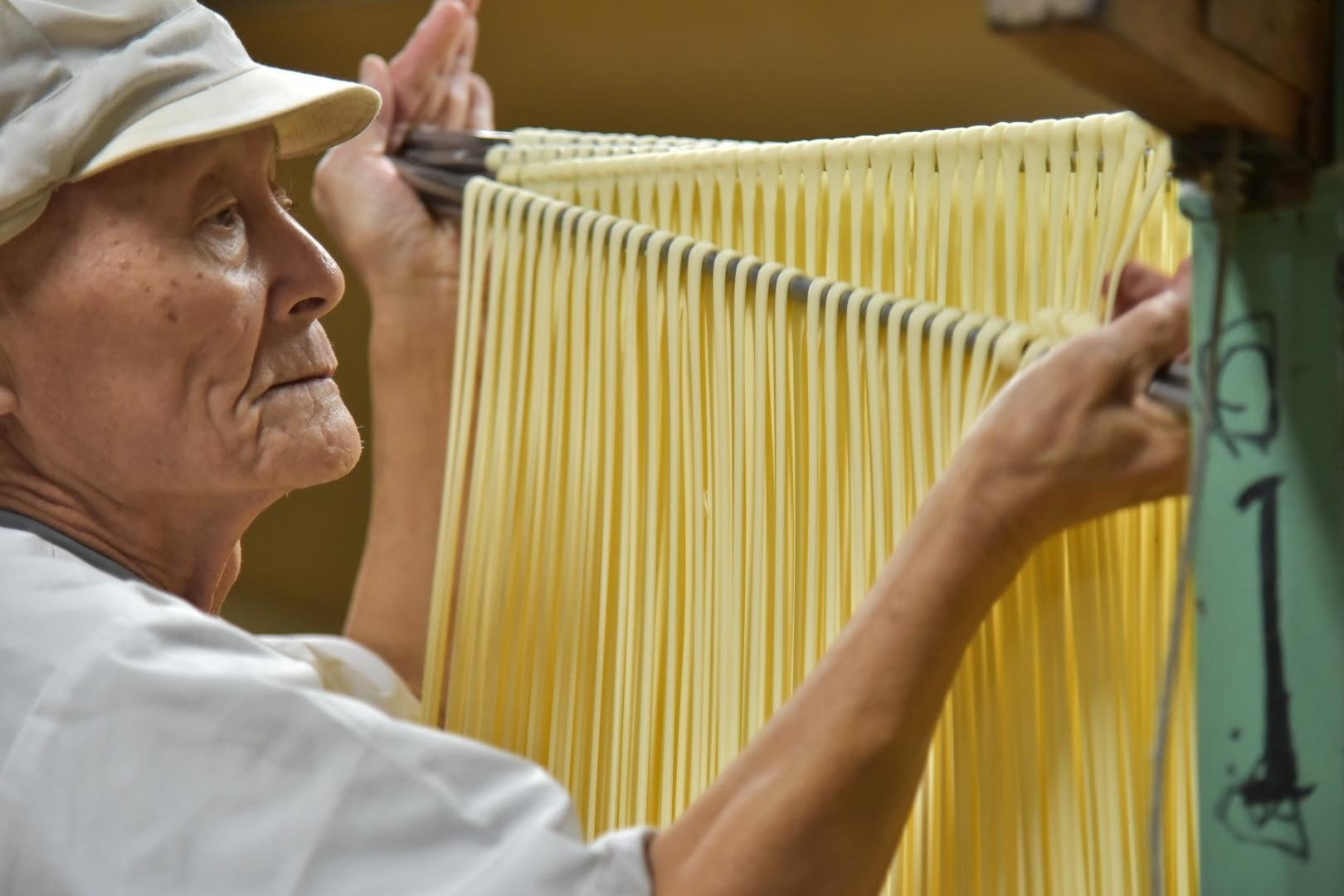 そうめんを延べる生産者・吉田さん。手延べには熟練の技が必要