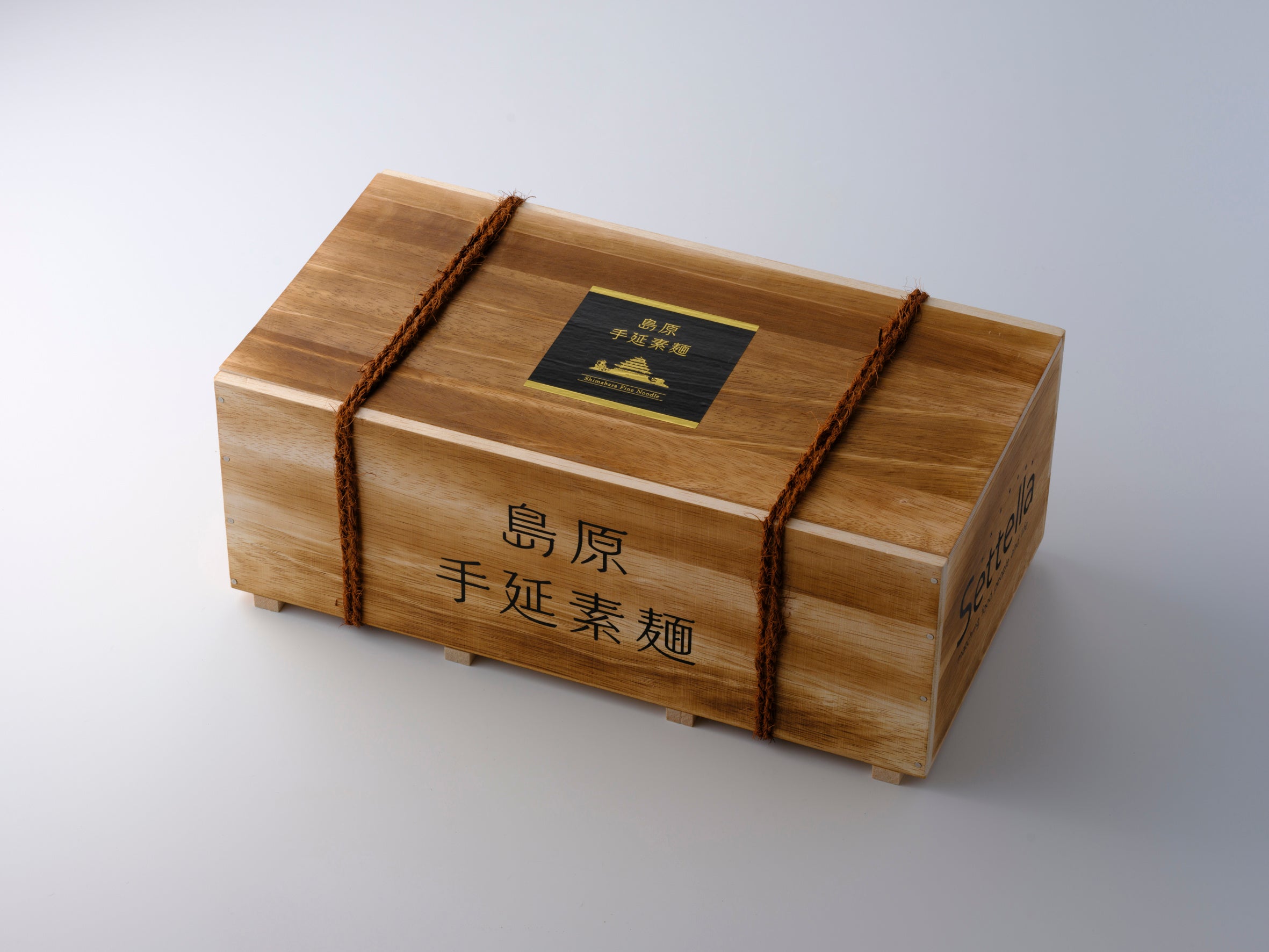 雰囲気のある木箱は立てて本棚にしてもよし、そのまま崩して、焚火に利用してもよし。ごみを出さずに最後まで使用していただけます。