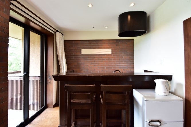 キッチンもあり手づくり料理でテーブルを囲むこともできます