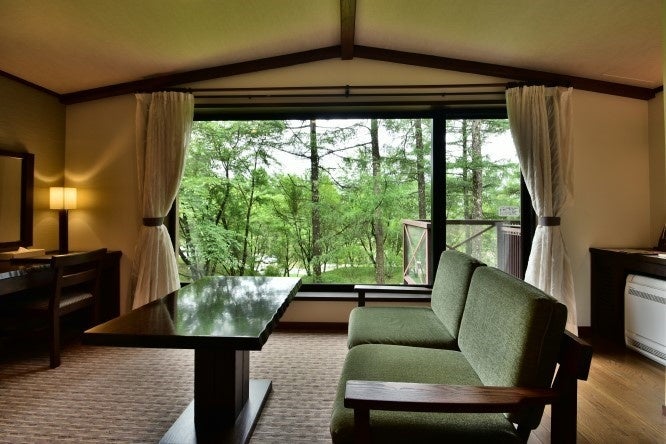 部屋の窓からは蓼科の四季折々の景色を楽しめます