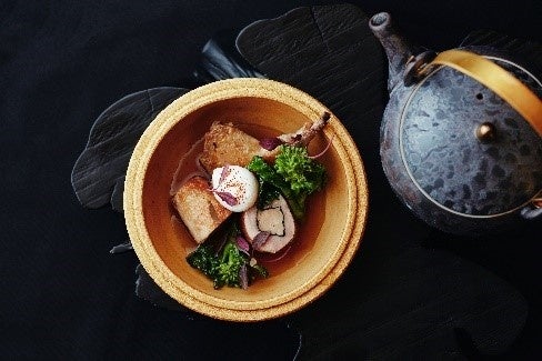 【鶉 フォアグラ ポトフ】柔らかく淡白な鶉肉でフォアグラを包み込み、ポトフ仕立てにした一皿。和テイストのコンソメスープを注ぎ入れてお召し上がりください。