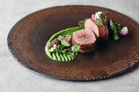 【仔牛 グリンピースとモリーユ茸】柔らかな肉質の仔牛をご堪能いただく春ならではの一品。春が旬のグリンピースとモリーユ茸とご一緒に。