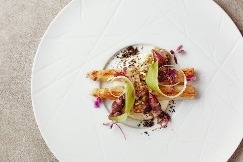 【フランス産ホワイトアスパラガス ホタルイカ グリビッシュ】甘味が強く肉厚なホワイトアスパラガスと新鮮なホタルイカに、コクのあるグリビッシュソースを合わせた春らしい一品。